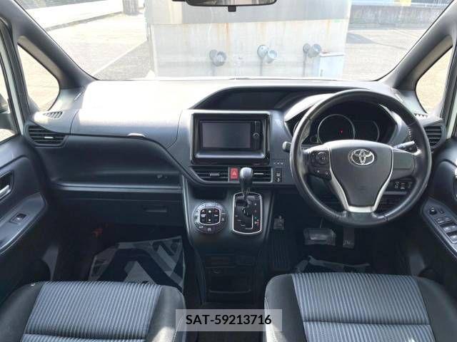 Toyota VOXY 2014-01 370476-1