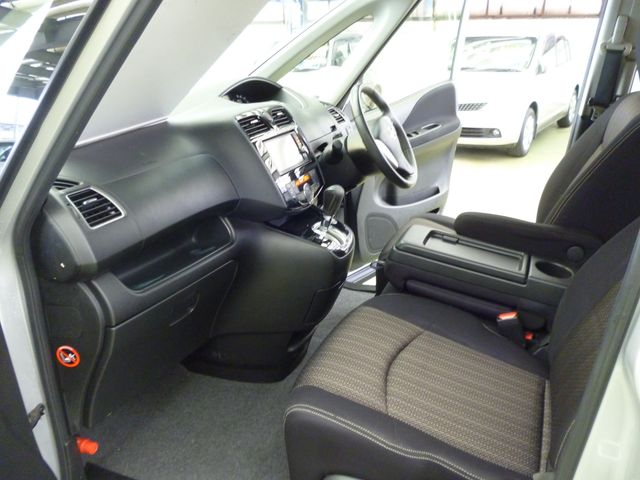 Nissan SERENA 2014-01 1030-16