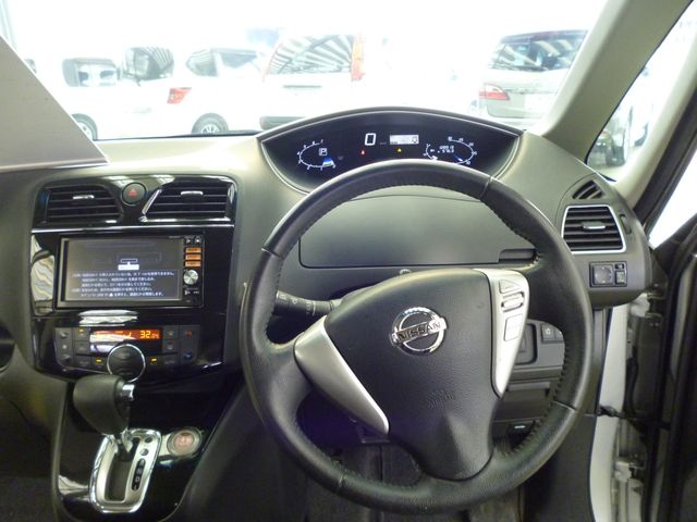 Nissan SERENA 2014-01 1030-13