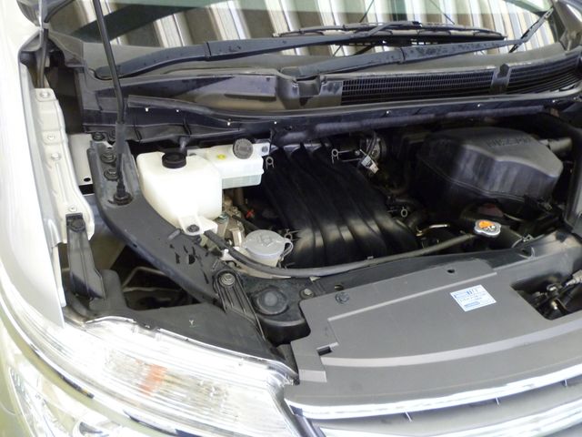 Nissan SERENA 2014-01 1030-21