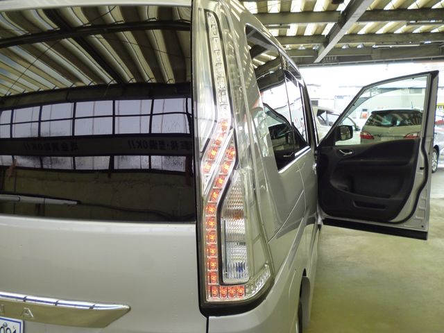Nissan SERENA 2014-01 1030-10
