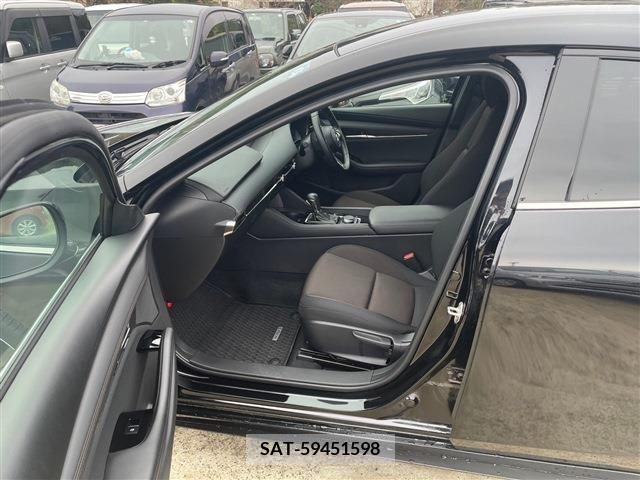 Mazda MAZDA3 2022-04 215667-2