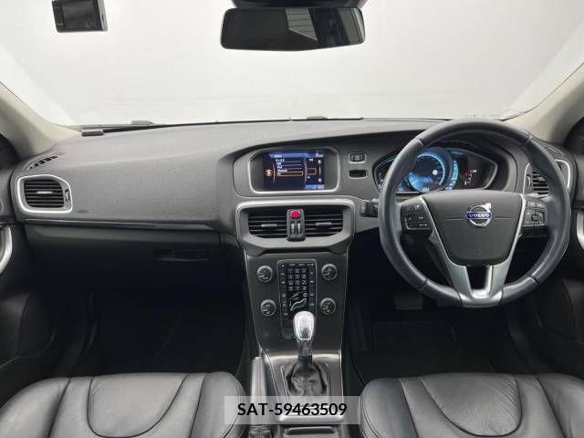 Volvo V40 2013-03 214101-1