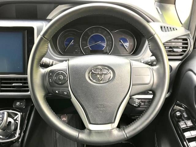 Toyota NOAH HYBRID 2018-09 20522-12