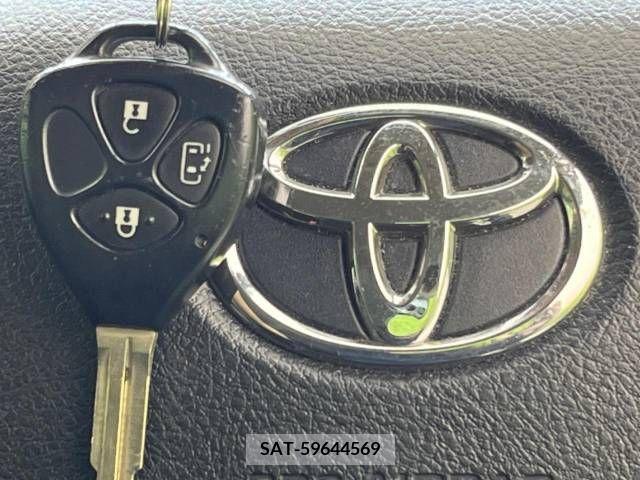 Toyota VOXY 2013-05 383942-7