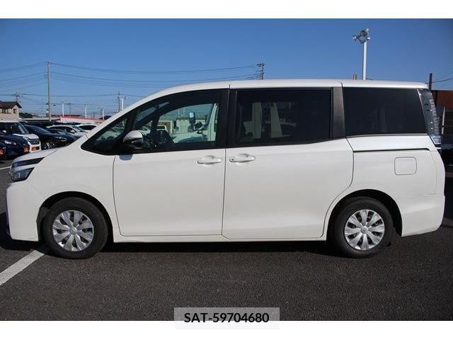 Toyota VOXY 2018-04 220397-10
