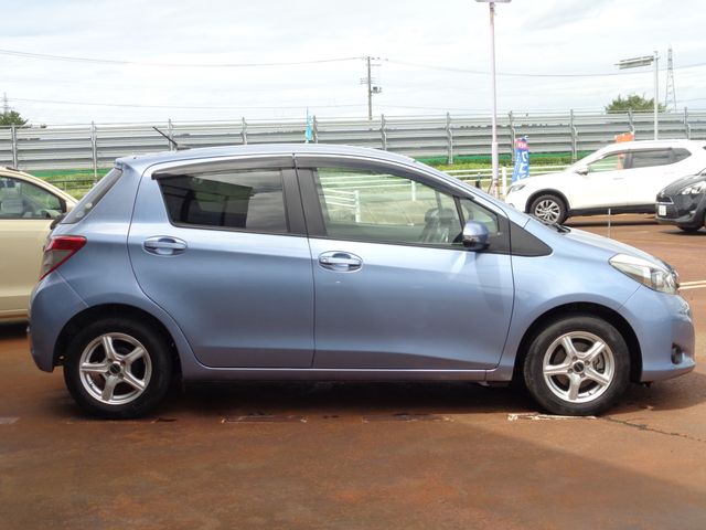 Toyota VITZ 2011-02 5593-4