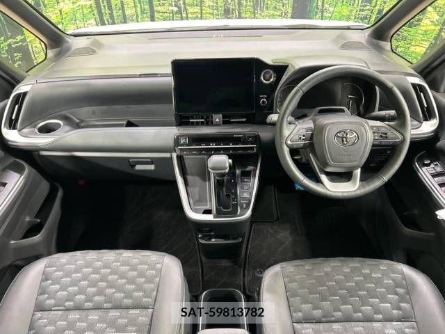 Toyota VOXY 2022-08 375537-1