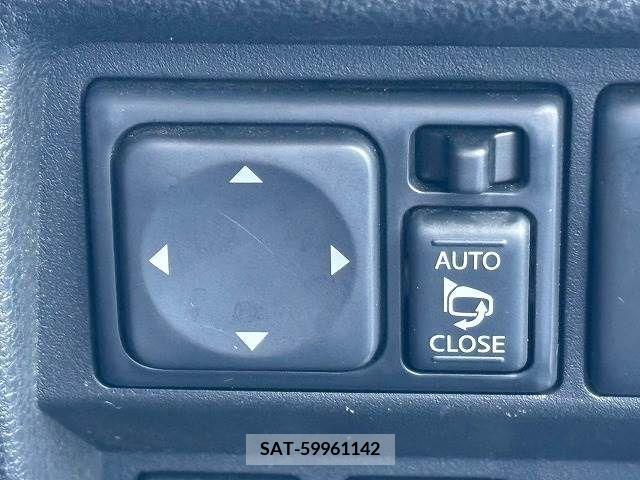 Nissan JUKE 2011-08 320445-11