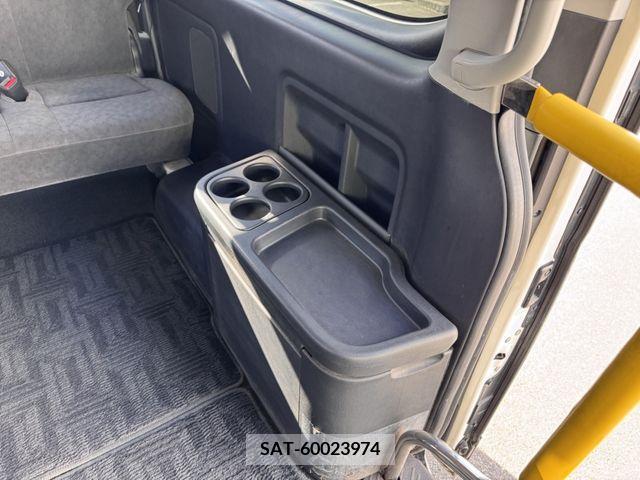 Toyota HIACE WAGON 2018-11 213038-24