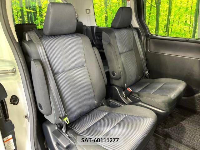 Toyota VOXY 2015-12 289082-8