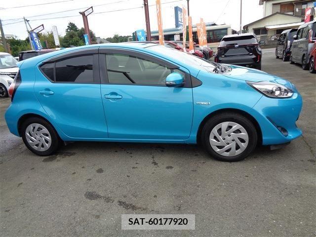 Toyota AQUA 2018-04 255551-2