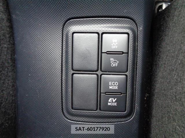 Toyota AQUA 2018-04 255551-17
