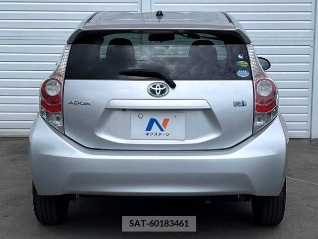 Toyota AQUA 2012-05 389348-14