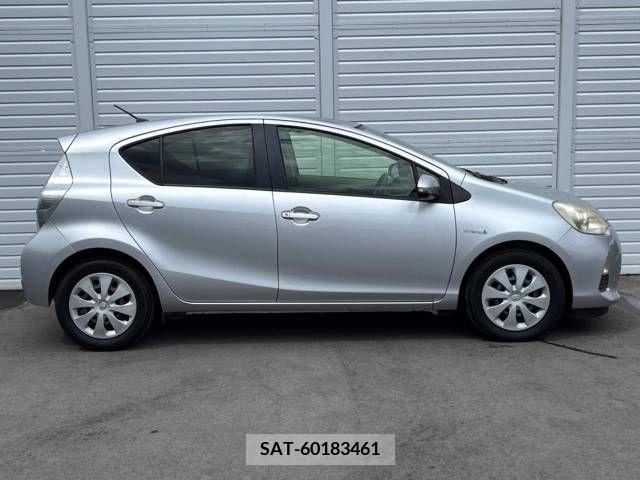 Toyota AQUA 2012-05 389348-15