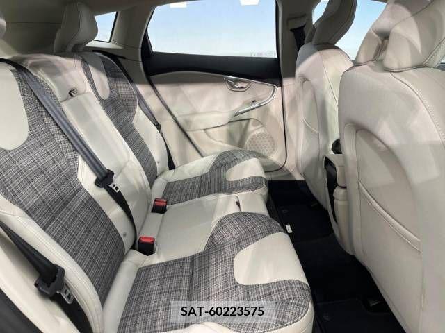 Volvo V40 2017-06 334905-11
