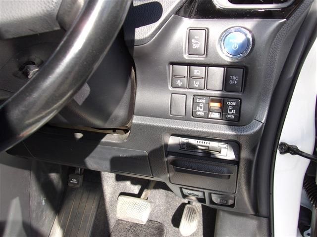 Toyota VOXY HYBRID 2018-01 1731-23