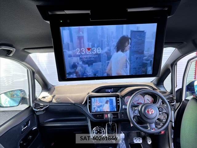 Toyota VOXY 2018-01 251960-1