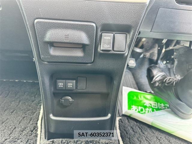 Toyota VOXY 2020-01 209036-19