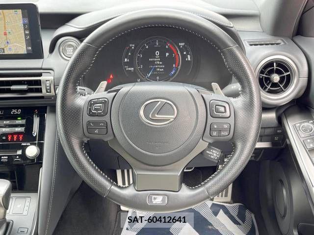 Lexus IS 2021-10 228450-11