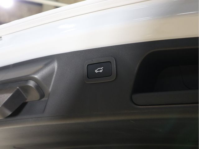 Jaguar E-PACE 2018-06 7571-23