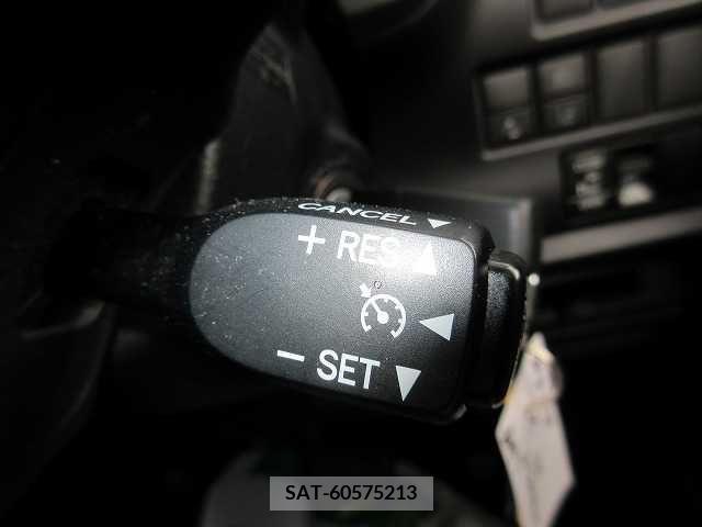 Toyota NOAH 2021-04 331404-10
