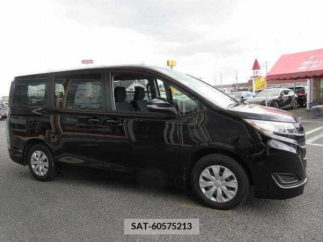 Toyota NOAH 2021-04 331404-18