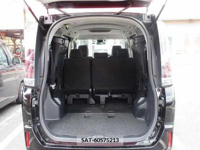 Toyota NOAH 2021-04 331404-16