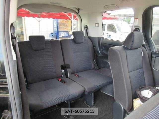 Toyota NOAH 2021-04 331404-13
