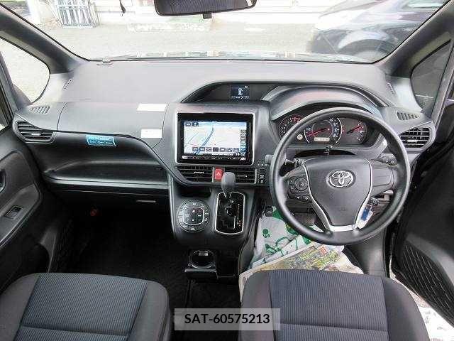 Toyota NOAH 2021-04 331404-1