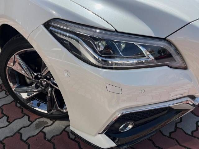 Toyota CROWN SEDAN 2018-06 11810-12