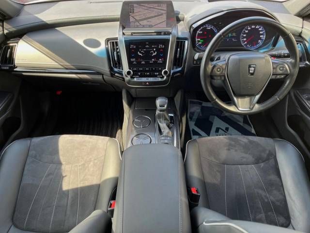 Toyota CROWN SEDAN 2018-06 11810-1