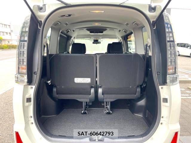 Toyota VOXY 2016-03 370489-18