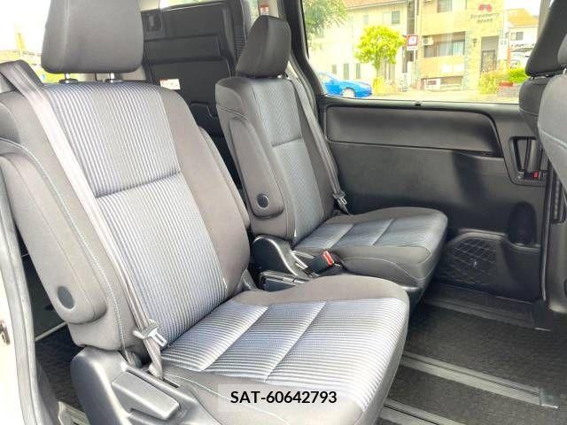 Toyota VOXY 2016-03 370489-13