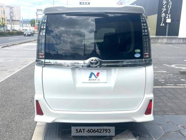 Toyota VOXY 2016-03 370489-15