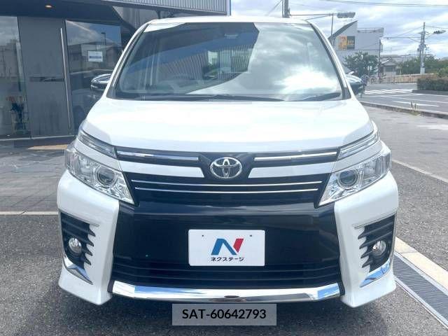 Toyota VOXY 2016-03 370489-14