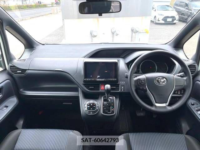 Toyota VOXY 2016-03 370489-1