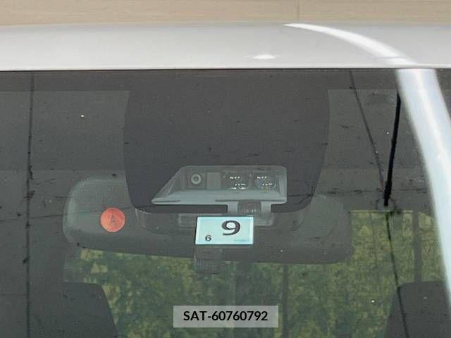 Toyota VOXY 2019-09 370317-3
