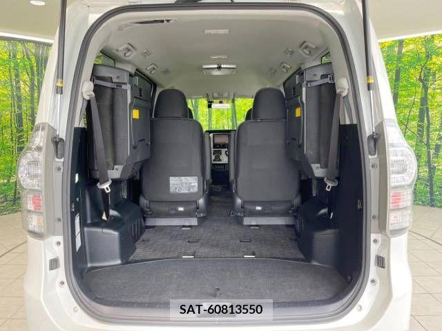 Toyota VOXY 2012-02 380599-11