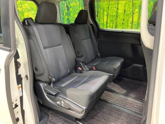 Toyota VOXY 2017-06 188960-8