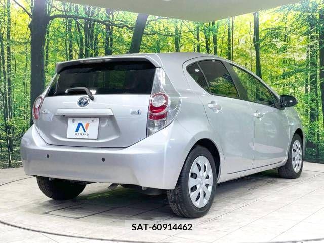 Toyota AQUA 2014-01 389271-17