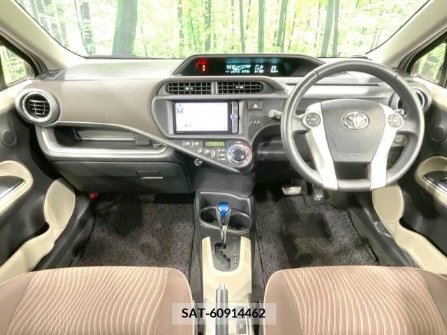 Toyota AQUA 2014-01 389271-1