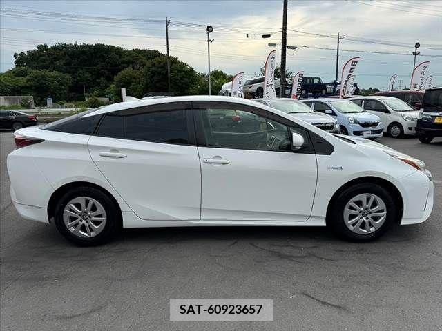 Toyota PRIUS 2017-05 322529-11