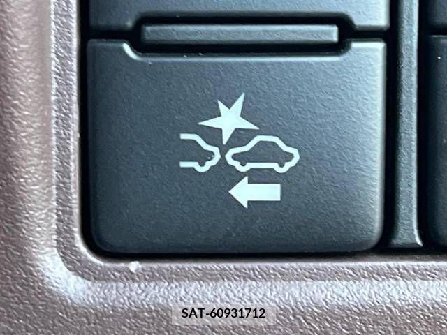 Toyota ESQUIRE 2018-08 221902-3