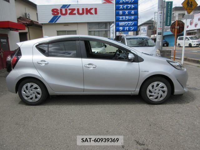 Toyota AQUA 2017-07 389289-7
