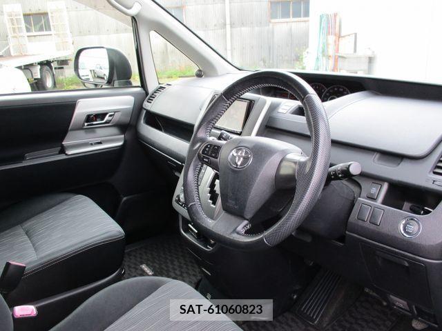 Toyota VOXY 2013-01 289276-3