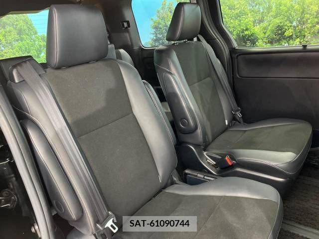 Toyota NOAH 2017-06 321520-7