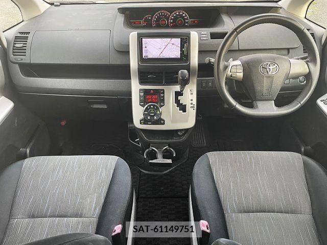 Toyota VOXY 2010-09 289119-1