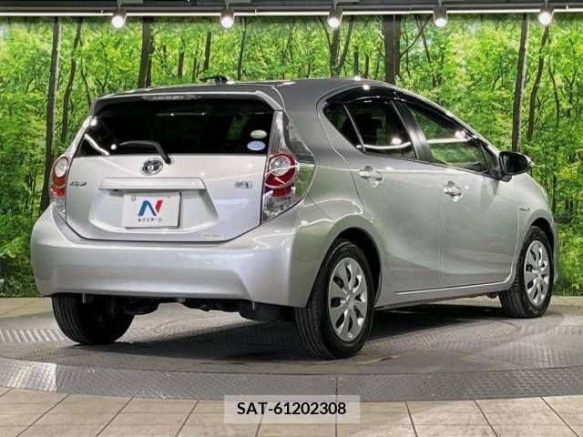 Toyota AQUA 2012-01 347185-17