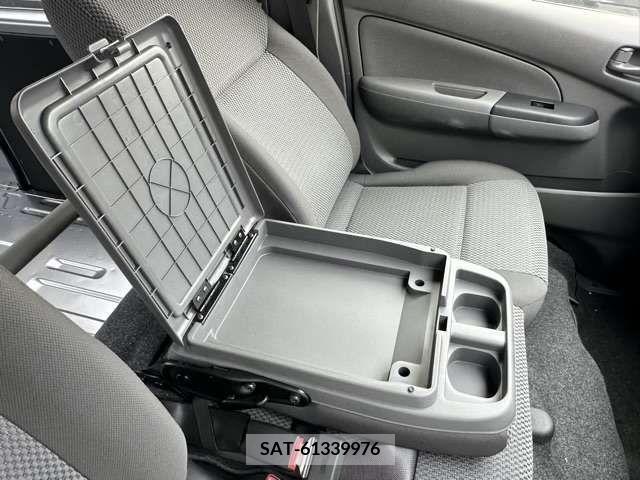 Nissan NV350 Caravan 2021-07 331389-19